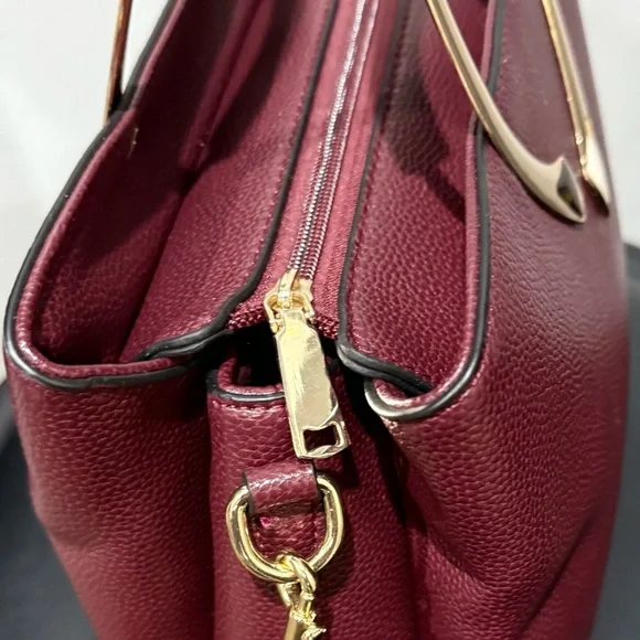 Chic Burgundy Handbag with Gold Accents - Picture 6 of 8